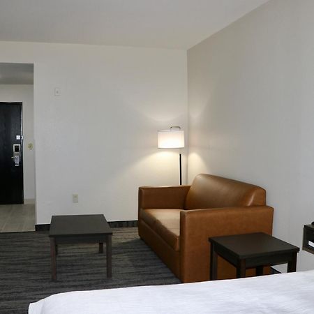 Quality Inn & Suites Buda Exterior photo